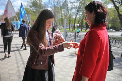 Ставрополь. Раздача георгиевских ленточек в преддверии Дня Победы.