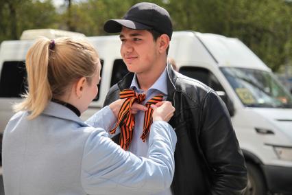 Ставрополь. Раздача георгиевских ленточек в преддверии Дня Победы.