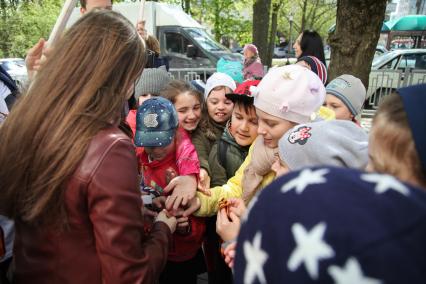 Ставрополь. Раздача георгиевских ленточек в преддверии Дня Победы.