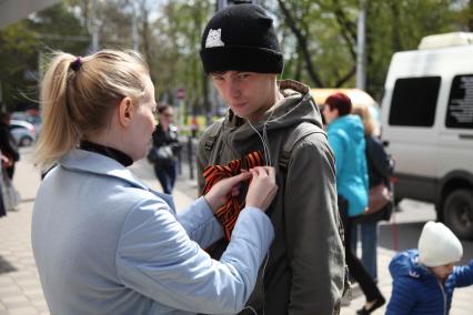 Ставрополь. Раздача георгиевских ленточек в преддверии Дня Победы.