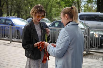 Ставрополь. Раздача георгиевских ленточек в преддверии Дня Победы.