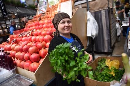 Москва. Продавцы свежих овощей и фруктов на Даниловском рынке.