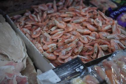 Москва. Торговля морепродуктами на Даниловском рынке.