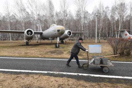 Ульяновск. Уборка территории в музее истории гражданской авиации.