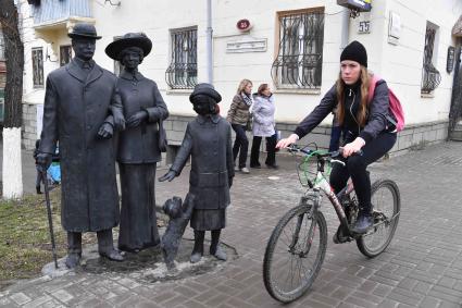 Ульяновск. Памятник симбирской семье на прогулке на улице Ленина.