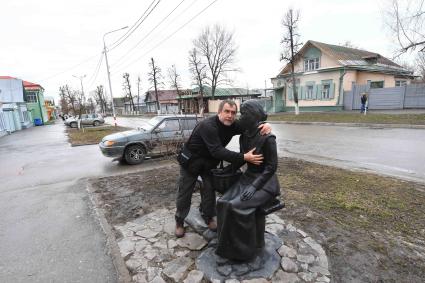 Ульяновск. Скульптура девушки, сидящей на скамейке.