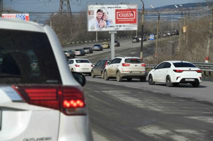 Ульяновск. Автомобильная пробка на мосту через Волгу привыезде из города.