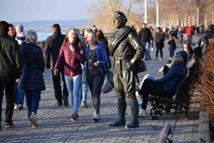 Самара. Памятник товарищу Сухову - герою фильма `Белое солнце пустыни` на набережной Волги.