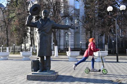 Самара. Памятник Юрию Деточкину - герою фильма `Берегись автомобиля`рядом с автовокзалом.