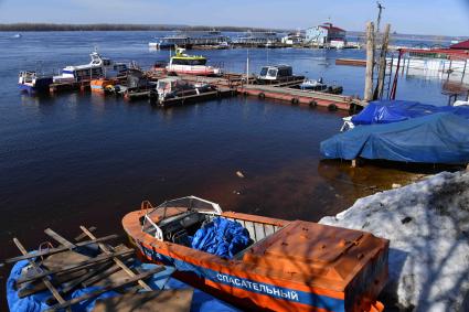 Самара. Вид на речной порт у центральной набережной города.