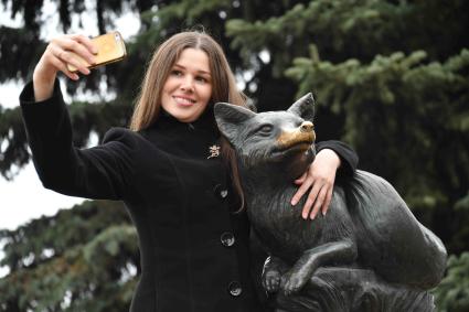 Саранск. Девушка фотографируется рядом с памятником лисице - символом  города.