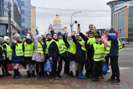 Саранск.  Экскурсия школьников  в светоотражающих жилетах.