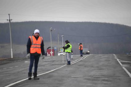 Саранск. Рабочие наносят новую дорожную разметку.