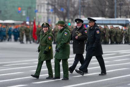 Санкт-Петербург. Парадные расчеты военнослужащих на репетиции военного парада, посвященного 73-й годовщине  Победы в Великой Отечественной войне, на Дворцовой площади.