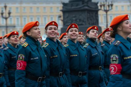 Санкт-Петербург. Парадные расчеты военнослужащих на репетиции военного парада, посвященного 73-й годовщине  Победы в Великой Отечественной войне, на Дворцовой площади.