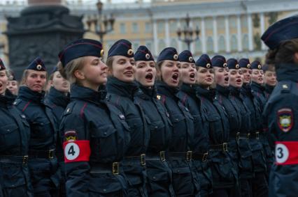 Санкт-Петербург. Парадные расчеты военнослужащих на репетиции военного парада, посвященного 73-й годовщине  Победы в Великой Отечественной войне, на Дворцовой площади.