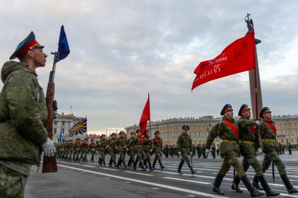 Санкт-Петербург. Парадные расчеты военнослужащих на репетиции военного парада, посвященного 73-й годовщине  Победы в Великой Отечественной войне, на Дворцовой площади.