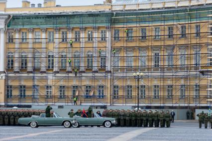 Санкт-Петербург. Парадные расчеты военнослужащих на репетиции военного парада, посвященного 73-й годовщине  Победы в Великой Отечественной войне, на Дворцовой площади.