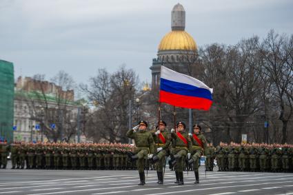 Санкт-Петербург. Парадные расчеты военнослужащих на репетиции военного парада, посвященного 73-й годовщине  Победы в Великой Отечественной войне, на Дворцовой площади.