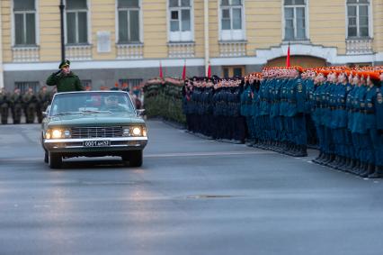 Санкт-Петербург. Парадные расчеты военнослужащих на репетиции военного парада, посвященного 73-й годовщине  Победы в Великой Отечественной войне, на Дворцовой площади.