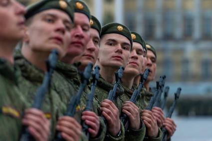 Санкт-Петербург. Парадные расчеты военнослужащих на репетиции военного парада, посвященного 73-й годовщине  Победы в Великой Отечественной войне, на Дворцовой площади.