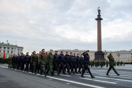 Санкт-Петербург. Парадные расчеты военнослужащих на репетиции военного парада, посвященного 73-й годовщине  Победы в Великой Отечественной войне, на Дворцовой площади.