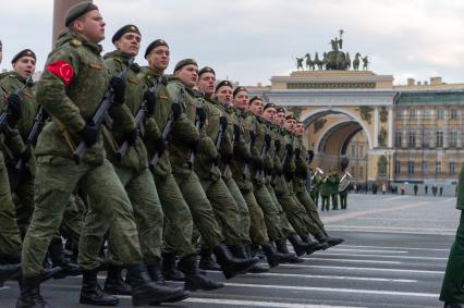 Санкт-Петербург. Парадные расчеты военнослужащих на репетиции военного парада, посвященного 73-й годовщине  Победы в Великой Отечественной войне, на Дворцовой площади.