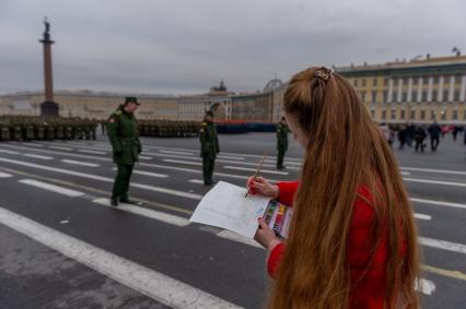 Санкт-Петербург. Юная художница делает зарисовки во время репетиции  военного парада, посвященного 73-й годовщине Победы в Великой Отечественной войне, на Дворцовой площади.