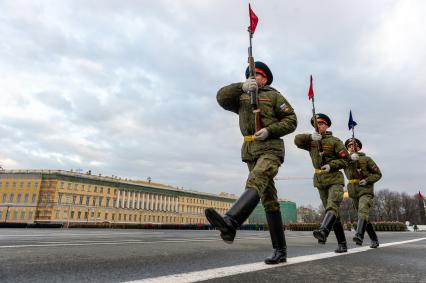 Санкт-Петербург. Парадные расчеты военнослужащих на репетиции военного парада, посвященного 73-й годовщине  Победы в Великой Отечественной войне, на Дворцовой площади.