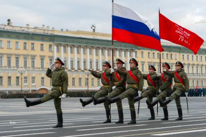 Санкт-Петербург. Парадные расчеты военнослужащих на репетиции военного парада, посвященного 73-й годовщине  Победы в Великой Отечественной войне, на Дворцовой площади.