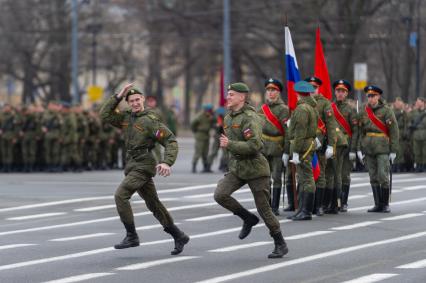 Санкт-Петербург. Парадные расчеты военнослужащих на репетиции военного парада, посвященного 73-й годовщине  Победы в Великой Отечественной войне, на Дворцовой площади.