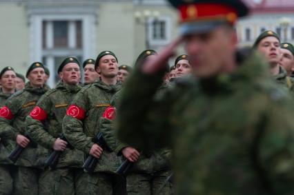 Санкт-Петербург. Парадные расчеты военнослужащих на репетиции военного парада, посвященного 73-й годовщине  Победы в Великой Отечественной войне, на Дворцовой площади.