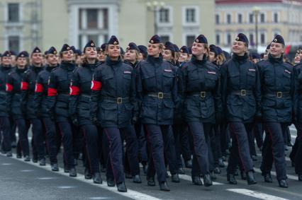 Санкт-Петербург. Парадные расчеты военнослужащих на репетиции военного парада, посвященного 73-й годовщине  Победы в Великой Отечественной войне, на Дворцовой площади.