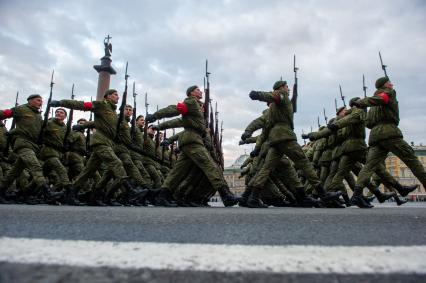 Санкт-Петербург. Парадные расчеты военнослужащих на репетиции военного парада, посвященного 73-й годовщине  Победы в Великой Отечественной войне, на Дворцовой площади.