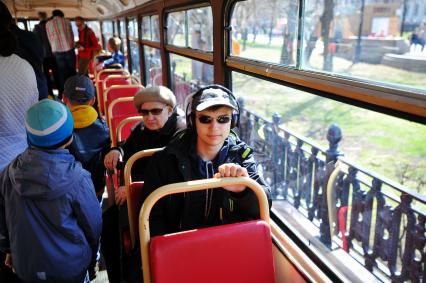 Москва.  Участники парада ретро трамваев, посвященного 119-летию трамвайного движения в городе.