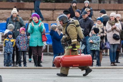 Челябинск. Участник соревнований по пожарно-спасательному кроссфиту.