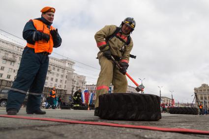 Челябинск. Участник соревнований по пожарно-спасательному кроссфиту.