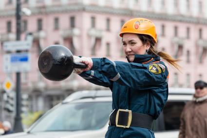 Челябинск. Участница соревнований по пожарно-спасательному кроссфиту.