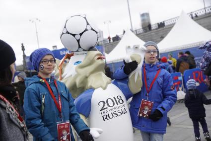 Екатеринбург. Посетители парка футбола ЧМ2018 у статуэтки символа ЧМ2018 волка Забиваки. Открытие парка футбола ЧМ2018