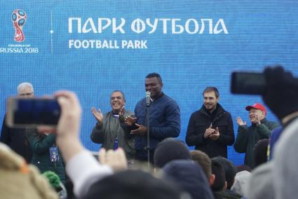 Екатеринбург. (слева направо) Французский актер Сами Насери, футболист Марсель Десайи (у микрофона), Российский биатлонист Антон Шипулин во время церемонии открытия парка футбола ЧМ2018