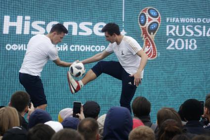 Екатеринбург. Выступление фристайлеров во время церемонии открытия парка футбола ЧМ2018