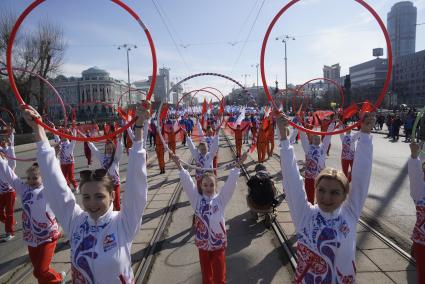 Екатеринбург. Девушки-гимнастки во время первомайской демонстрации