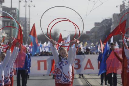 Екатеринбург. Девушки-гимнастки во время первомайской демонстрации