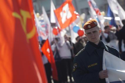 Екатеринбург. Курсант института МЧС перед началом первомайской демонстрации