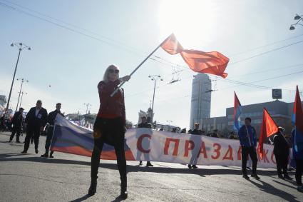 Екатеринбург. Девушка с флагом СССР перед началом первомайской демонстрации