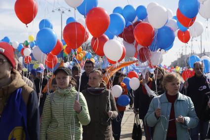 Екатеринбург. Участники шествия первомайской демонстрации