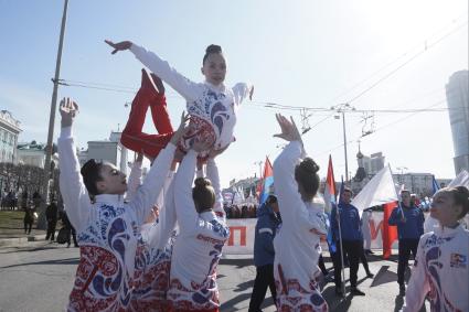 Екатеринбург. Девушки-гимнастки разминаются перед началом первомайской демонстрации