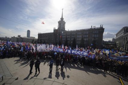 Екатеринбург. Участники шествия первомайской демонстрации на площади 1905г перед зданием администрации города