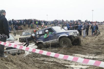 Барнаул. Участники соревнований джип-спринт `Апрельский кураж`.