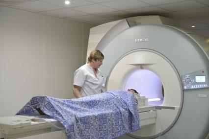 Тула.  Пациентка во время магнитно-резонансной томографии  в одной из больниц города.